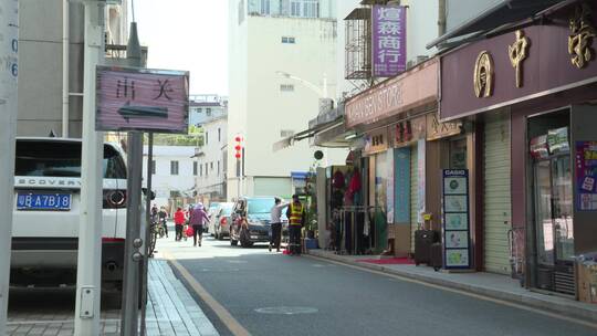 中秋节前夕，市民在深圳中英街购物