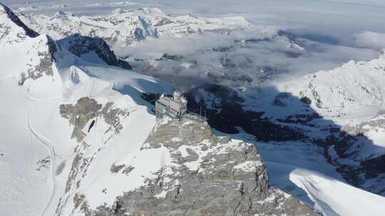 瑞士伯尔尼温根阿尔卑斯山少女峰的鸟瞰图。