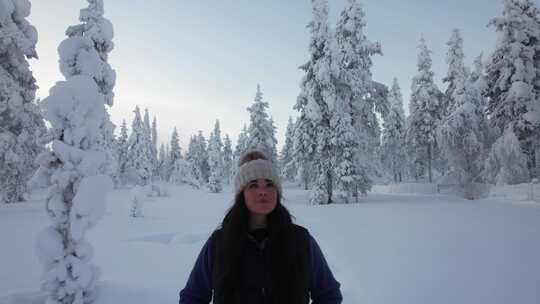 女孩在芬兰北极圈拉普兰探索白雪覆盖的森林