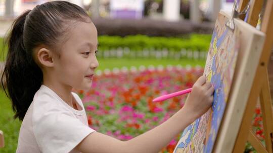 可爱小女孩户外画画描绘幸福社会房地产素材视频素材模板下载