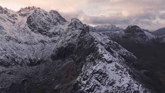 雄伟威武雪山之巅航拍