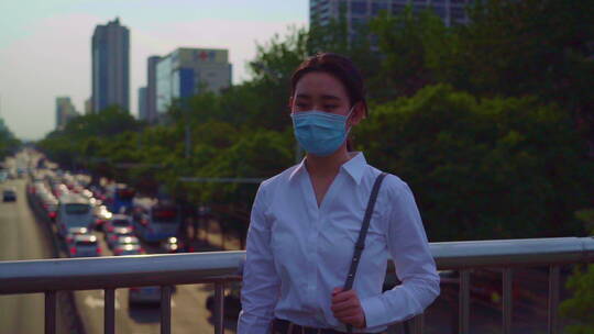 年轻女孩戴着口罩站在街头
