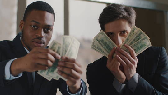 两位成功商人在展示钞票视频素材模板下载