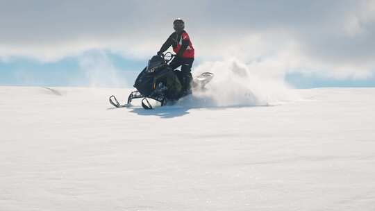 雪地驾驶雪地摩托的人
