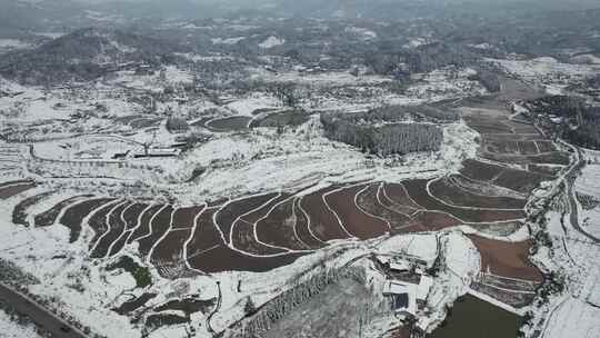 雪后山区高速公路航拍全景