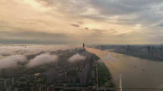 航拍夏季雨后武汉二七长江大桥平流雾风光