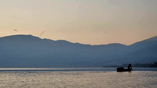 夕阳下湖面泛舟视频素材模板下载