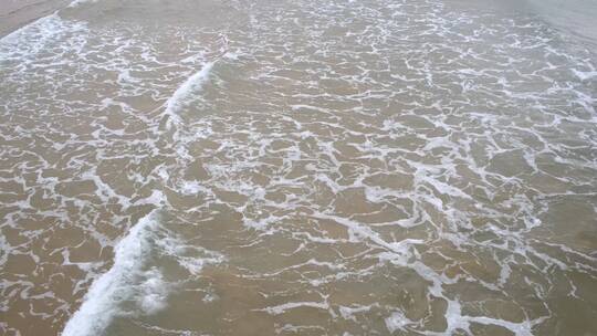 海浪冲击着沙滩视频素材模板下载