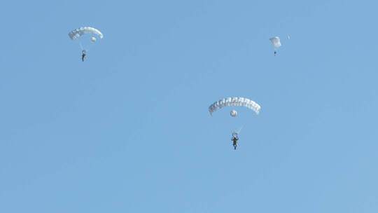 2025长春航展空军伞兵跳伞表演4倍慢镜