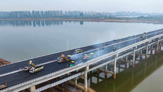 城市桥梁建设沥青铺设现场工程车辆作业延时