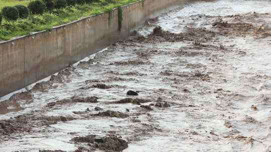 实拍暴雨后洪水 山洪  泥石流