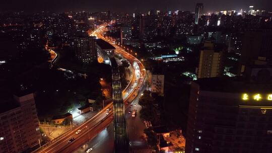 都市晚高峰交通夜景
