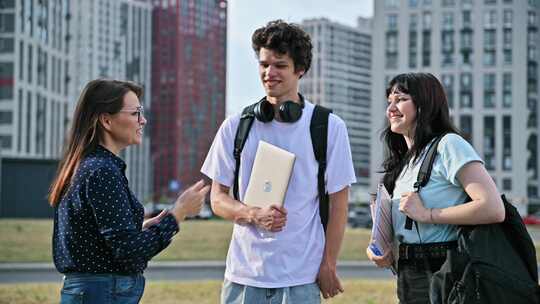 一群大学生与女老师交谈