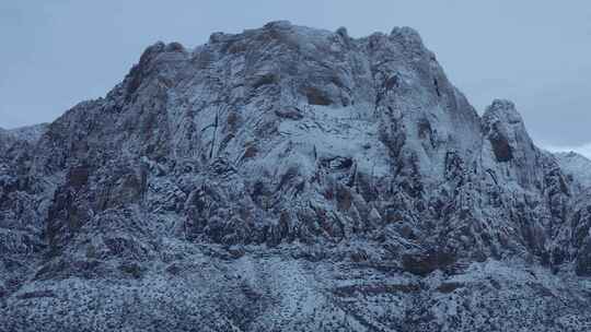 日落后的雪山空中