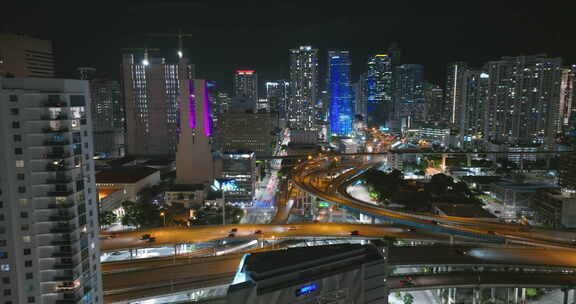 迈阿密城市夜景，大型高速公路交叉口和市中