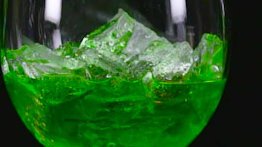 冰块加入绿色饮品