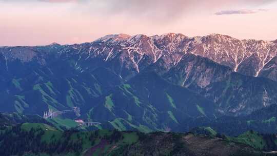 新疆果子沟大桥日照金山