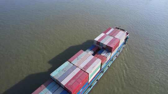 航拍长江上航行的物流运输集装箱货轮