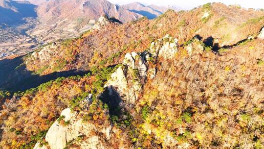 航拍秋天的千山山峰石崖