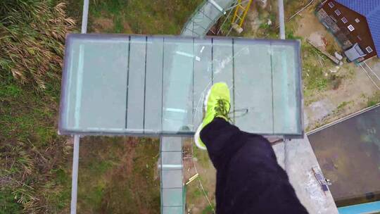 在高空玻璃桥上跑脚步特写