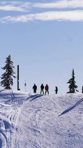 雪坡上滑雪的游客