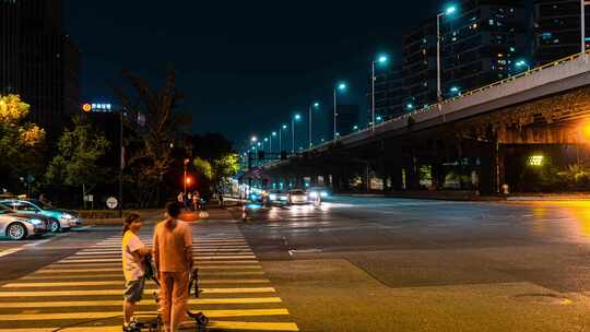 车辆行人夜景