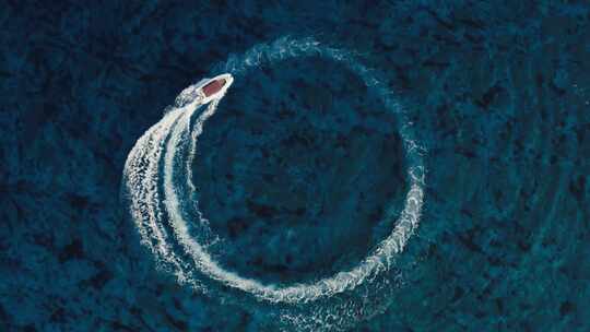 游艇冲浪画圆圈