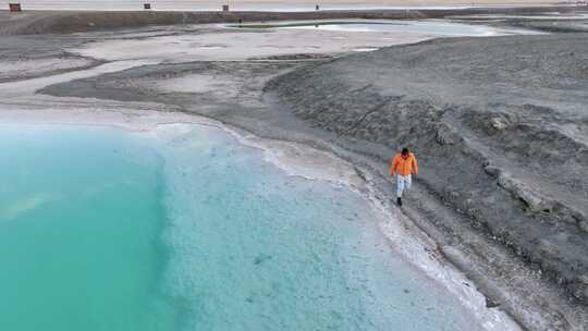 青海海西大柴旦翡翠湖碧水人物航拍视频