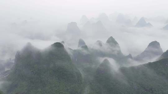 航拍广西桂林烟雨漓江水墨画