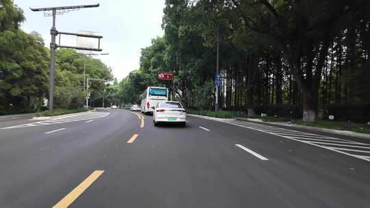 汽车行驶在乡间公路上第一视角