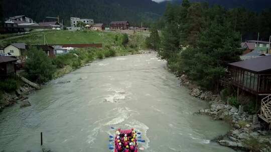 山河上的极限漂流之旅鸟瞰无人机跟随木筏与旅游团