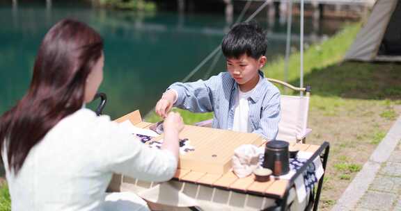 母子在湖边下围棋 踏青 春游