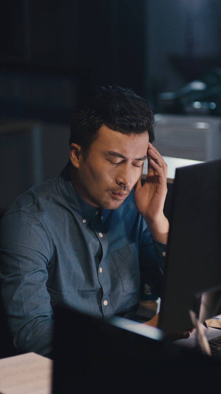 在办公室加班的商务男士