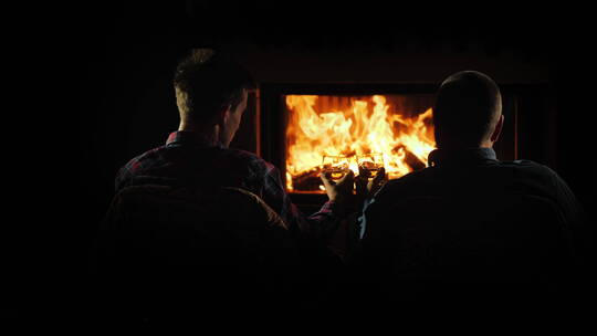 两个男人在壁炉旁喝酒视频素材模板下载