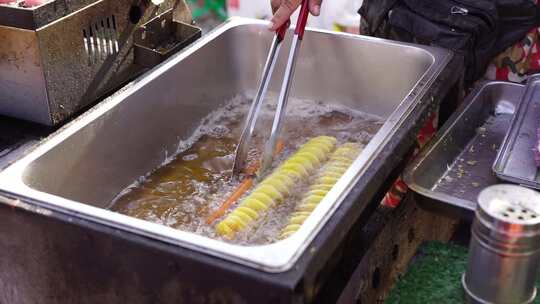 街头小吃摊油炸食物