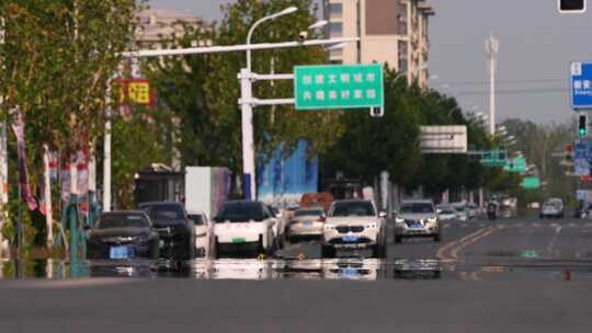 城市街道雨后车流景象