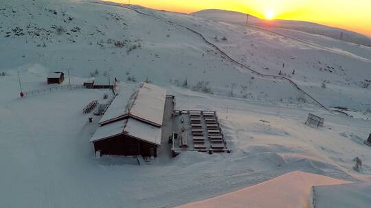 大雪覆盖的山村日落景观
