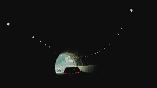 在黑暗的隧道中行驶