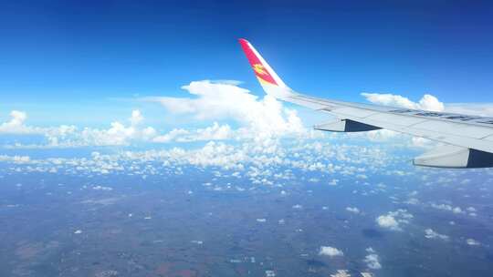 飞机飞行过程中窗外飞跃海南岛与山脉风景