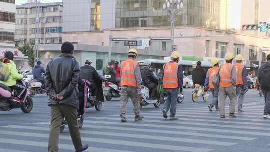 过马路人流密集