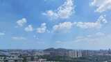航拍枣庄蓝天白云下的高铁延时摄影高清在线视频素材下载