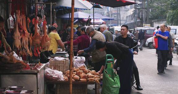 热闹拥挤露天菜市场城市烟火气百姓柴米油盐