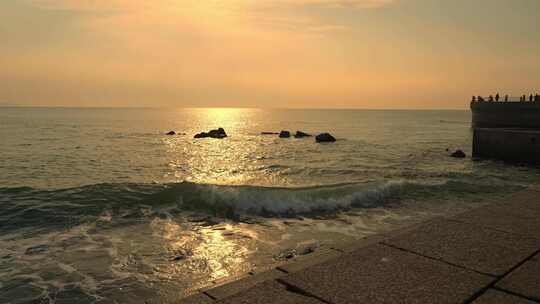 青岛海滨海浪冲击海岸浪花飞溅