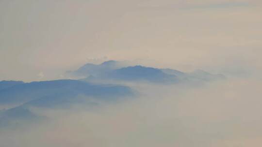 安徽安庆飞机窗外云雾缭绕的桃墅岭山脉