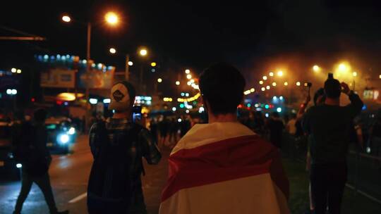 白俄罗斯夜间街头的抗议者视频素材模板下载