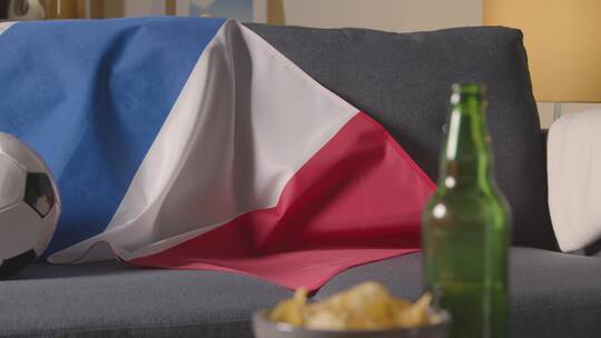 沙发上的法国国旗和足球特写