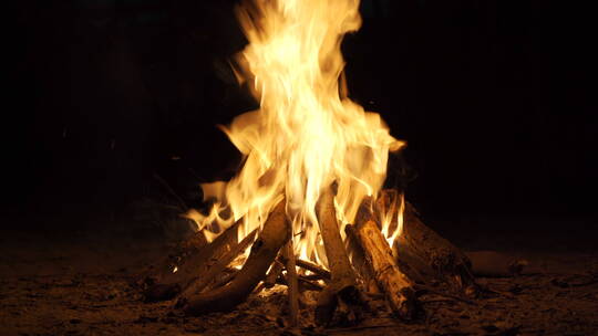 篝火燃烧的火堆火焰