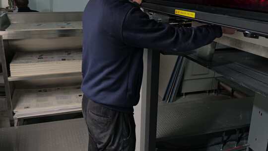 印刷工人在检查激光印刷的效果1视频素材模板下载