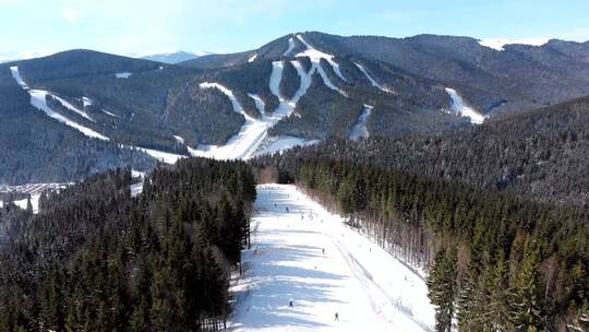 从空中俯瞰山地滑雪道