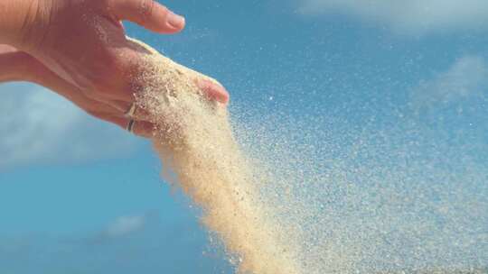 细小的沙粒从手中吹散慢动作